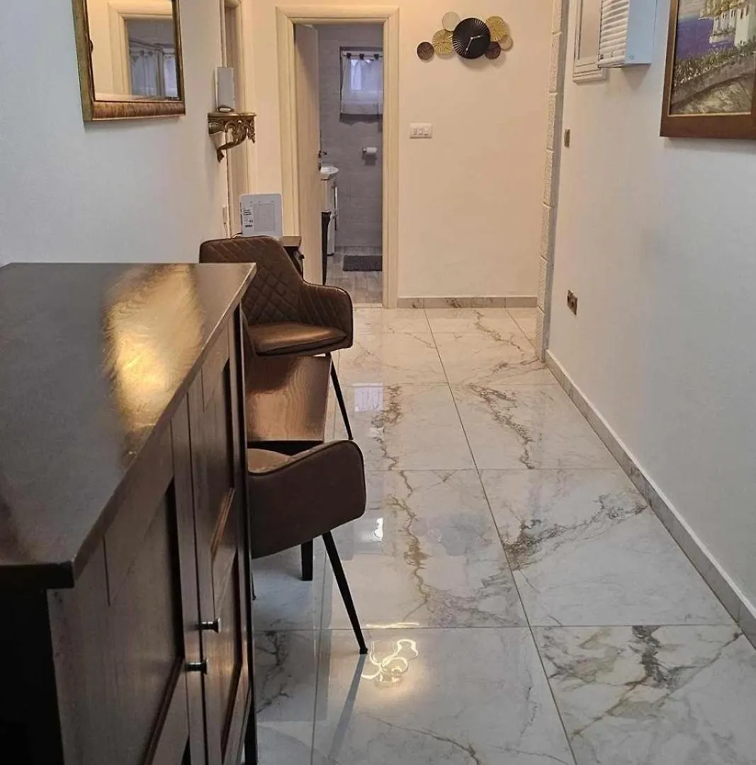 Family Friendly Apartments With A Swimming Pool Okrug Gornji, Ciovo - 23007 Trogir 0*,  Croácia