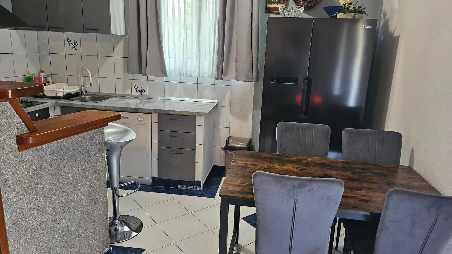 Family Friendly Apartments With A Swimming Pool Okrug Gornji, Ciovo - 23007 Trogir 0*,  Croácia